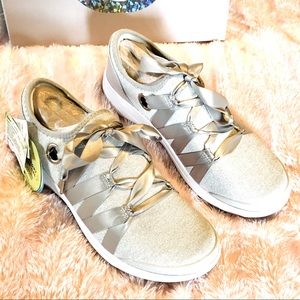 BZEES INSPIRE SNEAKERS SIZE 9.5M